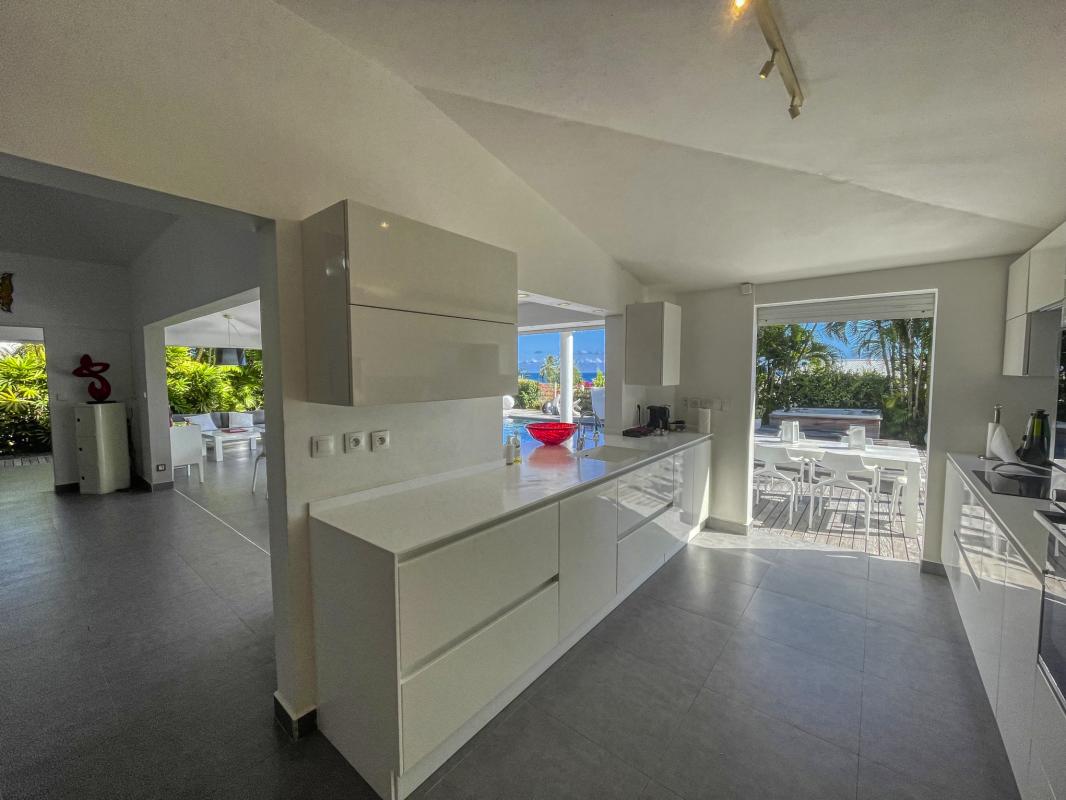 21.Location villa piscine Saint François Guadeloupe_cuisine vue sur mer